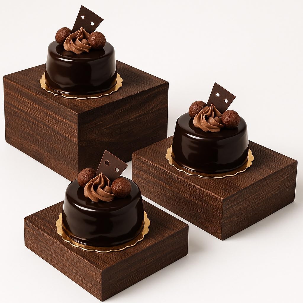 One cake, one pedestal