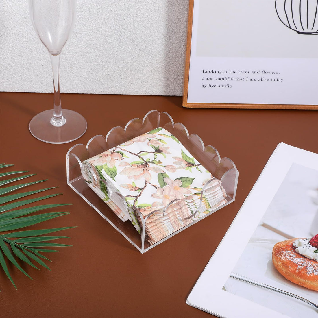 Acrylic Napkin Holder for Cocktails, Napkin Holder, Clear Scalloped Tray and Dispenser Organizes Flat Paper Towels and Disposable Napkins for Weddings, Hotels, Kitchen, Bathroom, Parties
